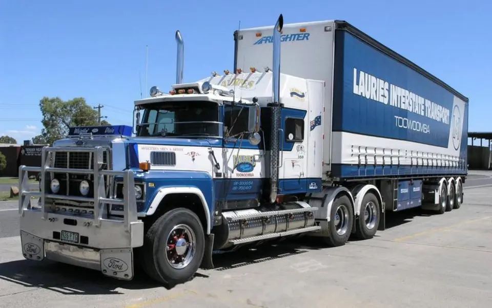 Неліктен отандық жүк машиналары шығатын құбырларды жоғары қарай бағыттамайды?